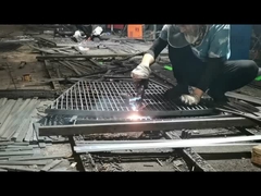 303 Yürüyüş Kanalları Galvanizli Güvenlik ızgarası Kaymaz Perforasyonlu Merdiven Basamakları Metal ızgara