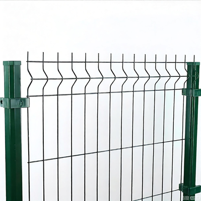 Kolay monte edilen Galvanizli PVC kaplı 3 boyutlu üçgen bükme V Mesh Güvenlik Çit Paneli 1.5M Yükseklik 50x200mm delik sistemi