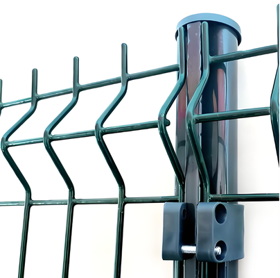 Dekoratif RAL6005 PVC Kaplı 1.8M Yüksek V Mesh Güvenlik Çit Paneli 50x200mm Göz Aralığı 3D Kavisli Bahçe Çevre Sistemi