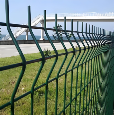 3D Bükümlü Galvanizli PVC Kaplı 1.5M Yükseklik Üçgen Büküm V Tel Örgü Güvenlik Panel 50x200mm Göz Aralığı Endüstriyel Sistem